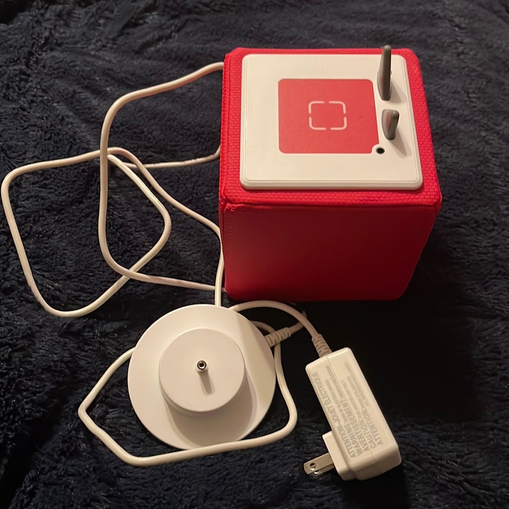 Toniebox with charger with 9 characters